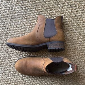UGG Women’s Tan Leather Snow Chelsea Boots size 8.5